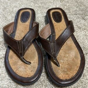B.o.c. Women’s brown leather flip flop brown sandal. 9
